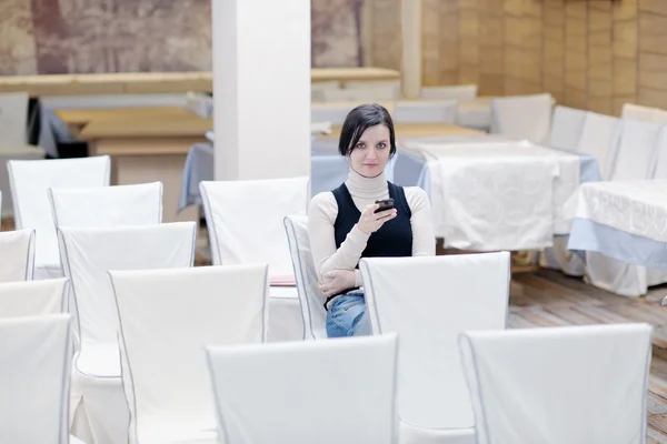 Młoda kobieta rozmawia z telefonu — Zdjęcie stockowe