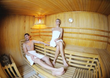 pareja joven en sauna