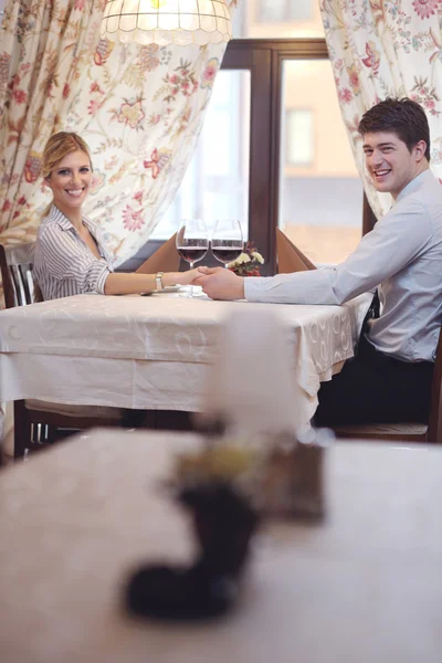 Junges Paar beim Abendessen im Restaurant — Stockfoto