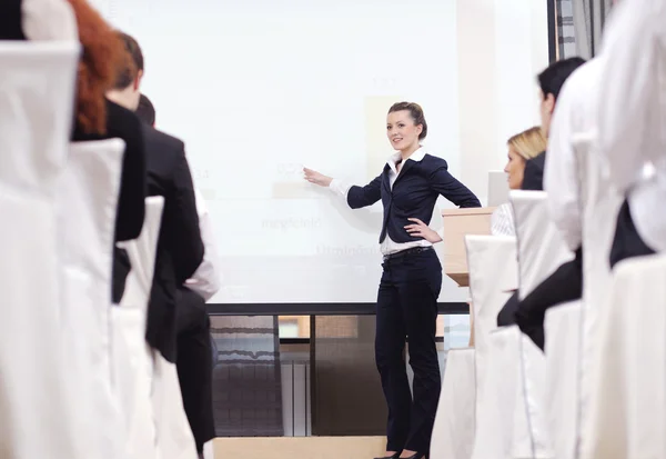 Affärskvinna som ger presentation — Stockfoto