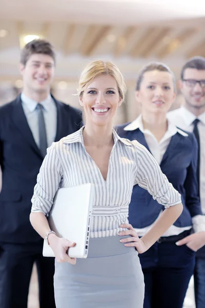 비즈니스 여자 그녀의 직원 회의에 서 — 스톡 사진