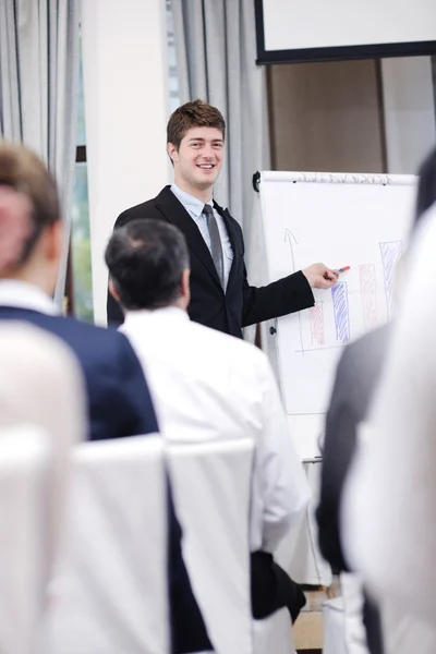 Молодий бізнесмен дає презентацію на конференції — стокове фото