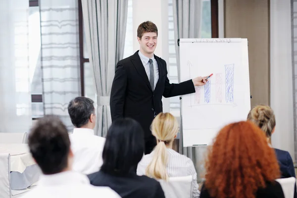 Jovem homem de negócios fazendo uma apresentação em conferência — Fotografia de Stock
