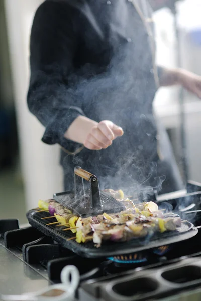 Kocken förbereder måltid — Stockfoto