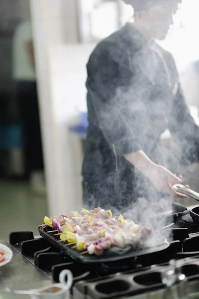 Bucătarul pregătește masa — Fotografie, imagine de stoc