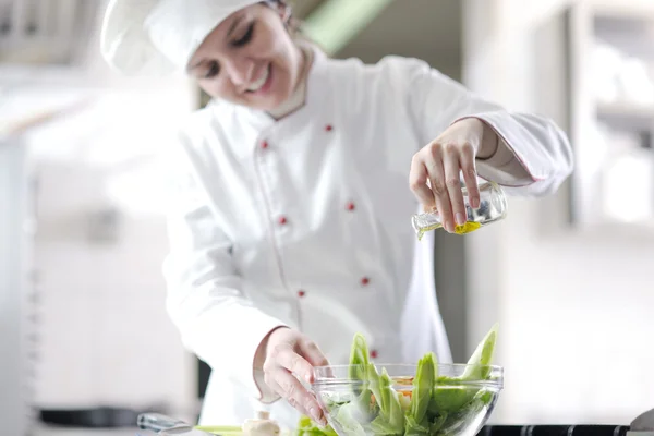 Chef preparing meal — Stock Photo, Image