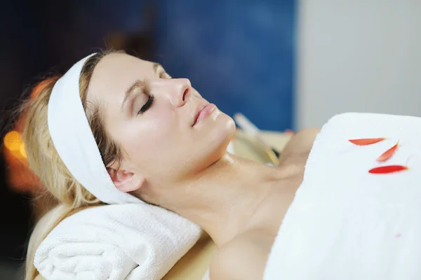 Beautiful young woman in spa — Stock Photo, Image