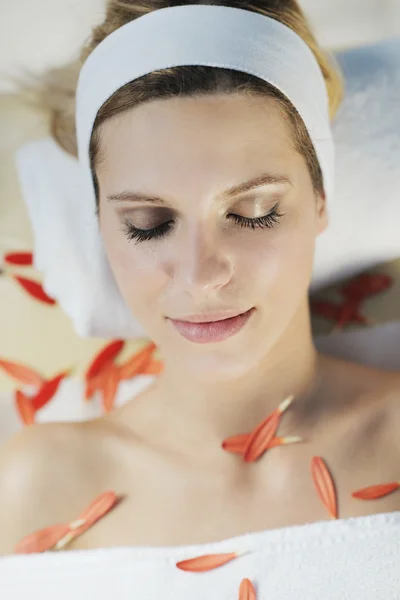 Hermosa mujer joven en el spa — Foto de Stock