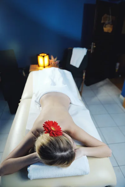 Belle jeune femme au spa — Photo