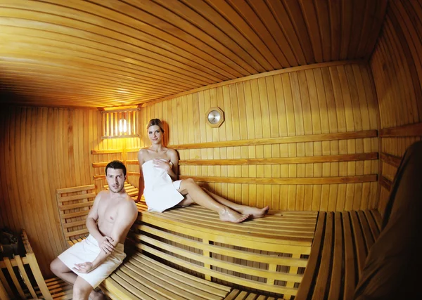 Joyeux jeune couple dans le sauna — Photo