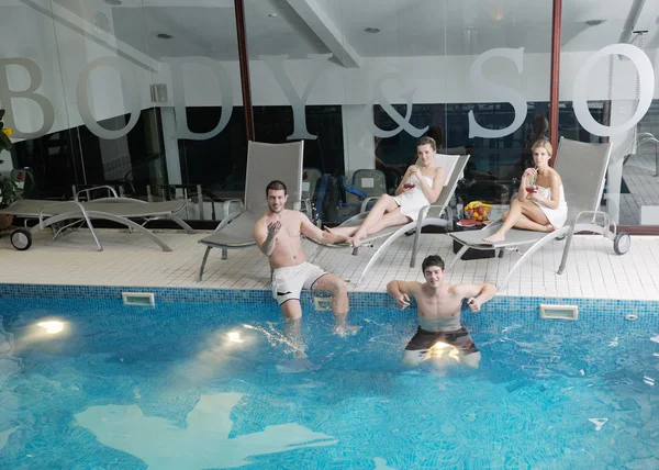 Spa yüzme havuzunda genç grup — Stok fotoğraf
