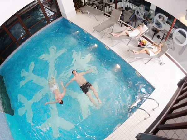 Grupo de jóvenes en la piscina spa — Foto de Stock