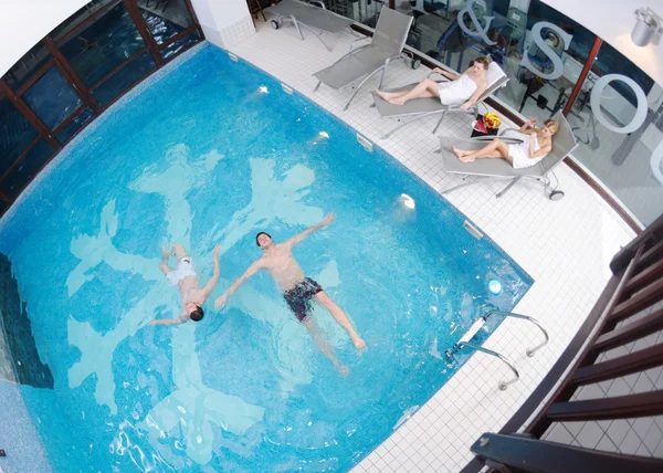 Giovane gruppo alla piscina termale — Foto Stock