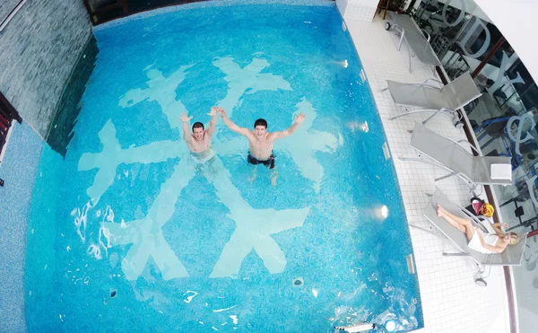 Spa yüzme havuzunda genç grup — Stok fotoğraf