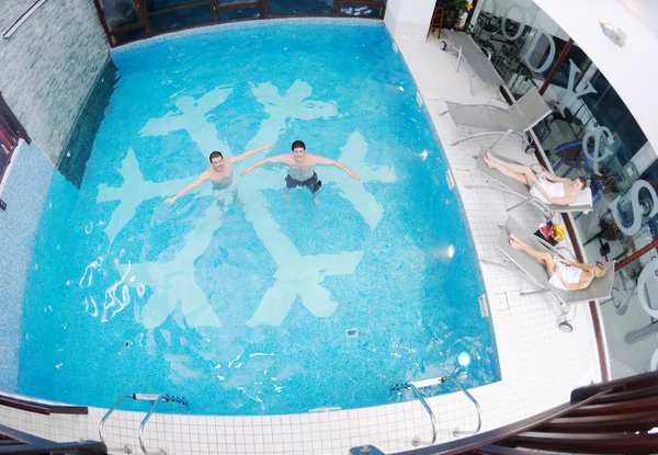 Grupo de jóvenes en la piscina spa —  Fotos de Stock