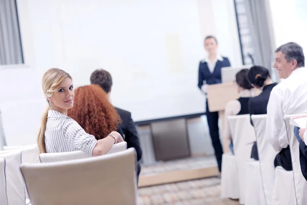 ビジネスの女性彼女のスタッフが会議に立っています。 — ストック写真