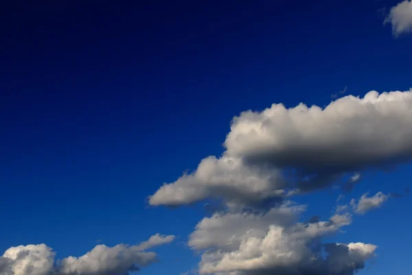 Cielo azul con nubes —  Fotos de Stock