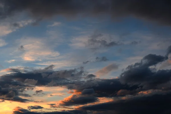 Ciel bleu avec nuages — Photo