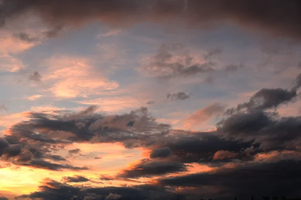 Blauer Himmel mit Wolken — Stockfoto