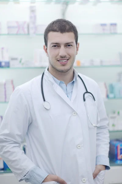 Człowiek chemik farmaceuta apteka apteka — Zdjęcie stockowe