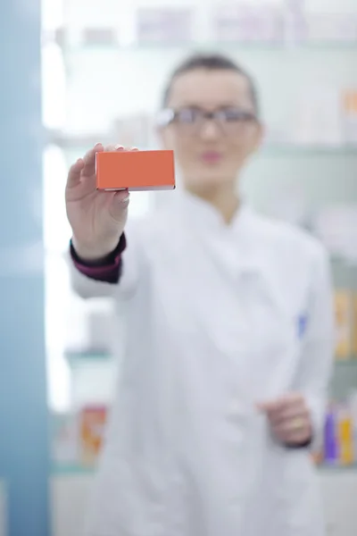 Apotekskemister kvinna stående i apotek apotek apotek apotek apotek — Stockfoto