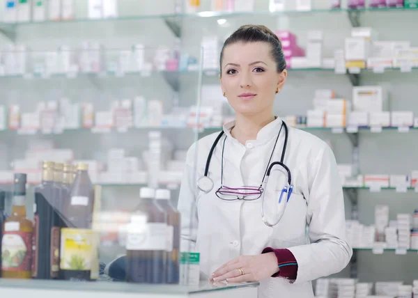 Lékárník chemik žena stojící v lékárně lékárna — Stock fotografie