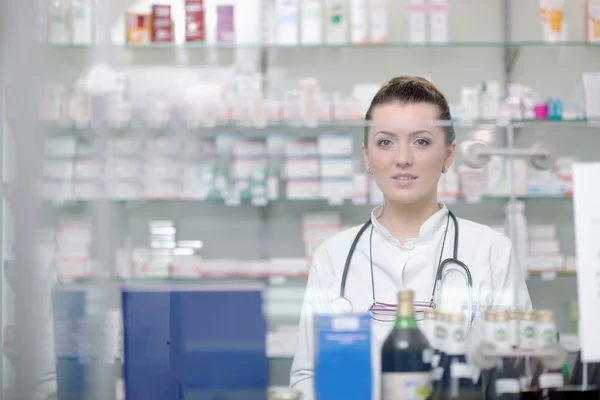 Gyógyszertárban álló gyógyszerész nő — Stock Fotó