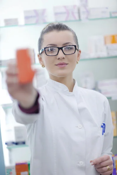 Аптекарь-химик женщина, стоящая в аптеке — стоковое фото