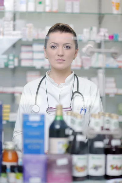 Apotheker chemicus vrouw staande in apotheek drogisterij — Stockfoto