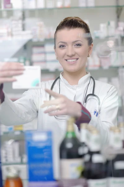 Farmaceut kemiker kvinde stående i apotek apotek apotek apotek - Stock-foto