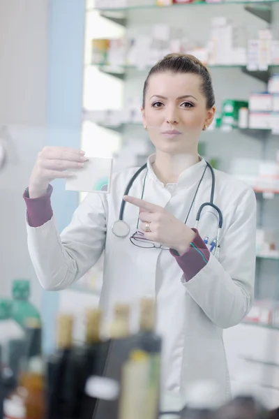 Farmacia química mujer de pie en farmacia farmacia —  Fotos de Stock