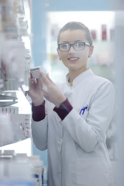 Apotekskemister kvinna stående i apotek apotek apotek apotek apotek — Stockfoto