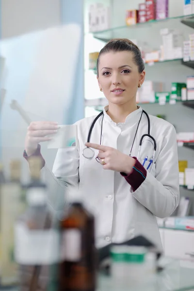 Аптекарь-химик женщина, стоящая в аптеке — стоковое фото