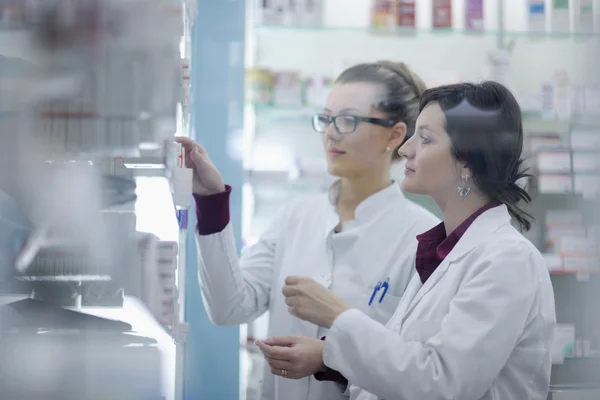 ทีมนักเภสัชกร นักเคมีหญิงในร้านขายยา — ภาพถ่ายสต็อก