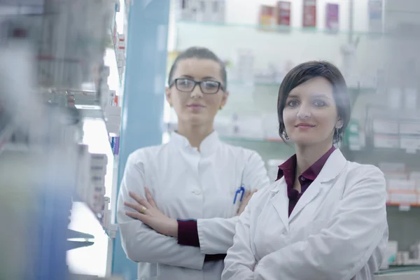 Equipo de farmacéutica química mujer en farmacia farmacia —  Fotos de Stock