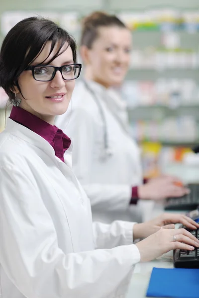 Equipo de farmacéutica química mujer en farmacia farmacia — Foto de Stock