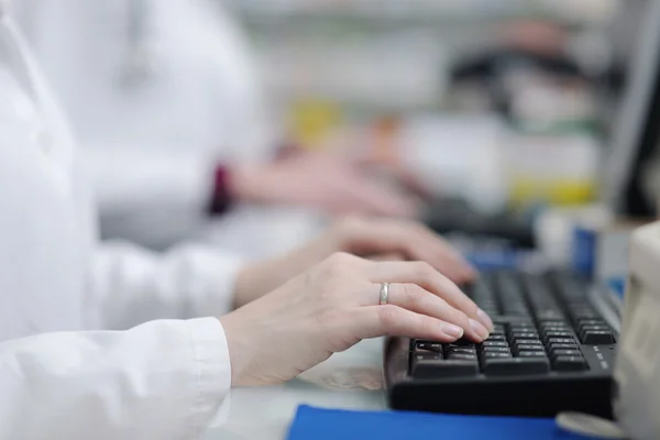 Farmacéutico sugiriendo medicamento médico al comprador en farmacia — Foto de Stock