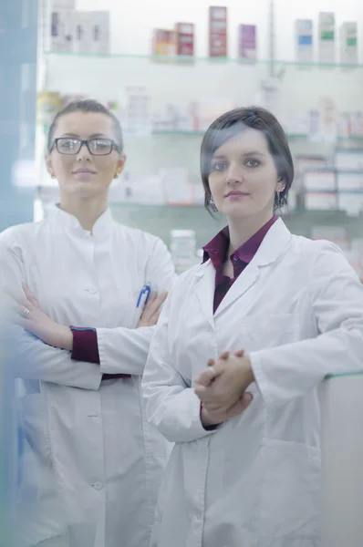 ทีมนักเภสัชกร นักเคมีหญิงในร้านขายยา — ภาพถ่ายสต็อก