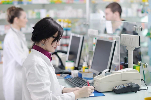 Farmacêutico sugerindo droga médica ao comprador na farmácia farmácia — Fotografia de Stock