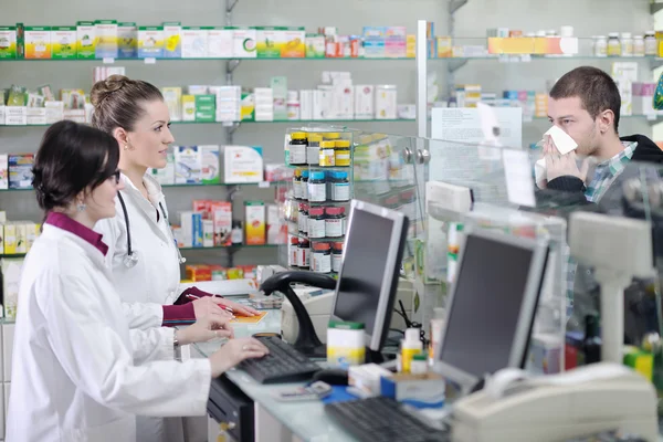 Farmacêutico sugerindo droga médica ao comprador na farmácia farmácia — Fotografia de Stock