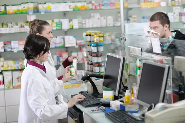 Apotheker suggereert medische drug aan koper in apotheek drogisterij — Stockfoto