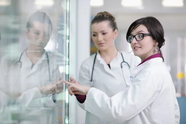 약국에서 약사 화학자로 일하는 여성의 팀 — 스톡 사진