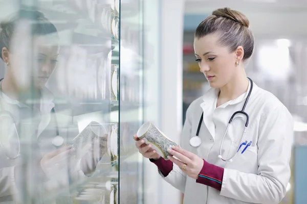 Φαρμακοποιός γυναίκα στέκεται στο φαρμακείο φαρμακείο — Φωτογραφία Αρχείου