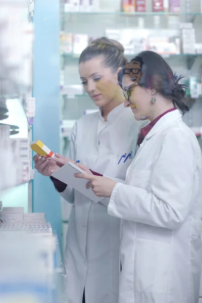 Equipo de farmacéutica química mujer en farmacia farmacia — Foto de Stock