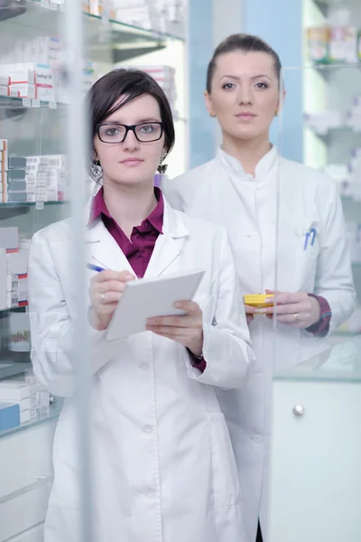 薬局の薬剤師女性のチームは — ストック写真