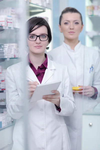 Équipe de pharmacienne chimiste femme en pharmacie pharmacie — Photo