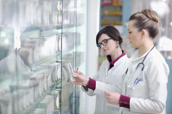 Equipe de farmácia mulher química na farmácia farmácia — Fotografia de Stock