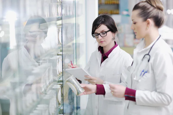 Tým lékárníka chemik žena v lékárně drogerie — Stock fotografie