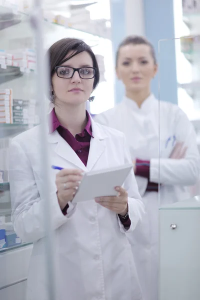 Equipo de farmacéutica química mujer en farmacia farmacia — Foto de Stock