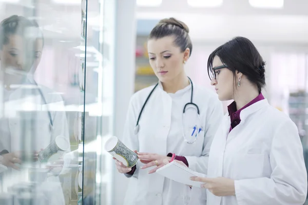 Gyógyszerész nő a gyógyszertárban gyógyszertárban — Stock Fotó